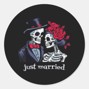 Rose Skeleton Bride & amp; Groom, nur verheiratet  Runder Aufkleber