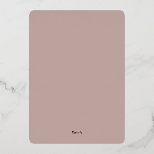 Rose Taupe | Moderne Minimalistische Script Baby D Folieneinladung (Rückseite)