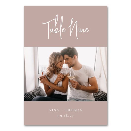 Rose Taupe Modernes Foto + Klassisches Serif Tischnummer (Vorderseite)