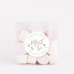 Rose Taupe | Muss Personalisierte Gastgeschenk Hoc Runder Aufkleber<br><div class="desc">Die Punny Gastgeschenk Hochzeit Aufkleber sind in staubiger Rose pink taupe handgeschriebene Schrift "mint to be" mit Herz-Akzent. Personalisieren Sie mit Ihren Namen und Hochzeitstermin.</div>