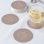 Rose Taupe | Oversified Script Monogram Wedding Runder Pappuntersetzer<br><div class="desc">Ein wunderschöner typografischer Untersetzer mit Ihren Initialen im Ton auf dusty pink taupe überdimensionale Schrift. Personalisieren Sie Ihre Initialen,  und verwenden Sie dann das Design-Tool,  um Größe und Positionierung anzupassen,  um ein benutzerdefiniertes Monogramm zu erstellen.</div>