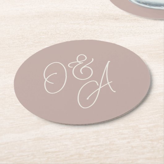 Rose Taupe | Oversified Script Monogram Wedding Runder Pappuntersetzer (Angewinkelt)