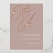 Rose Taupe | Rose Gold Script Monogram Wedding Folieneinladung (Vorderseite)