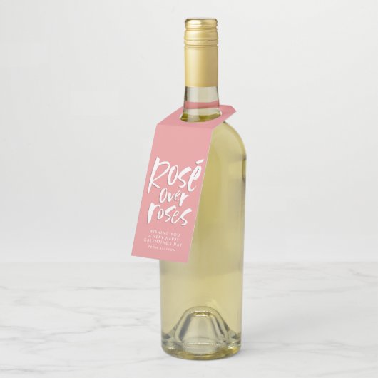 Rosé über Rose fett moderner, lustiger Galentiner Flaschenanhänger (Angewinkelt)