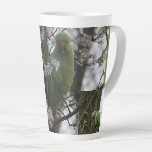Rose umringt Parakeet in Blossom Tree Latte Tasse (Rechte Ecke)
