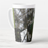 Rose umringt Parakeet in Blossom Tree Latte Tasse (Linke Ecke)
