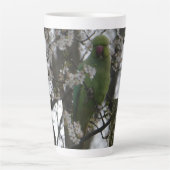 Rose umringt Parakeet in Blossom Tree Latte Tasse (Vorderseite)