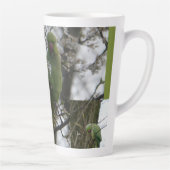 Rose umringt Parakeet in Blossom Tree Latte Tasse (Rechts)