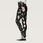 Rose und Blätter auf romantischem schwarzem Hinter Leggings (Links)