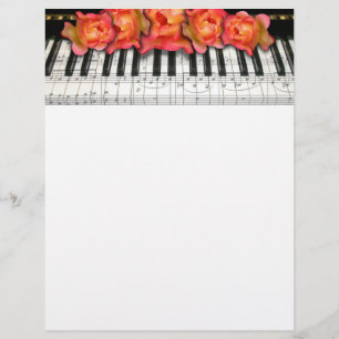 Rose und Musiknoten der Klaviertastatur