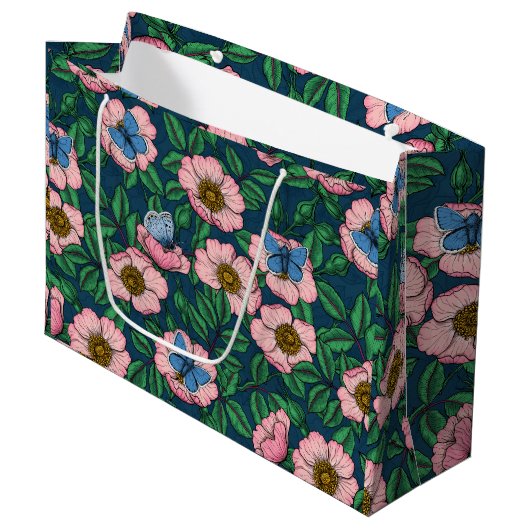 Rose und Schmetterlinge Große Geschenktüte (Vorderseite Schrägansicht)