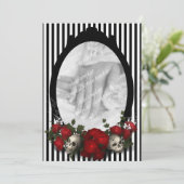 Rose und Skull Frame Goth Hochzeit Einladung (Stehend Vorderseite)