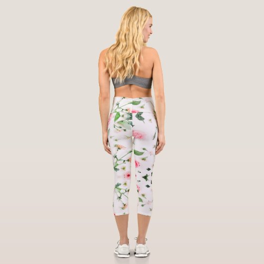 Rose und Zinnie Blumenmuster im weißen Hintergrund Capri Leggings (Rückseite)