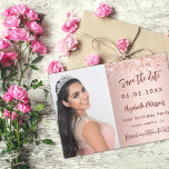Rose von Birthday-Gold Foto Save The Date<br><div class="desc">Ein modernes und elegantes Save the Date für eine 18. Geburtstagsfeier (oder jedes Alter). Rose goldener Hintergrund,  mit Rose goldfarben Konfetti dekoriert. Personalisieren und hinzufügen eines Fotos,  Datums und Namens. Der Text: Save the Date wird mit einem angesagten,  handgeschriebenen Stilskript geschrieben.</div>