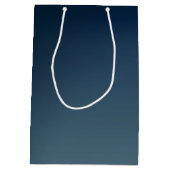 Rose Web on Gradient Blue Gift Bag Mittlere Geschenktüte (Rückseite)