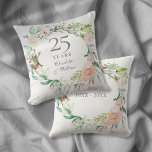 Rose zum 25. Geburtstag der Silbermedaille Kissen<br><div class="desc">Dieses elegante botanische Kissen aus 25-jährigem Hochzeitstag,  das mit einem zarten Blumengarten in Aquarellfarben geschmückt ist,  kann mit Ihren Jubiläumsinformationen in elegantem Silbertext personalisiert werden. Entwickelt von Thisisnotme©</div>
