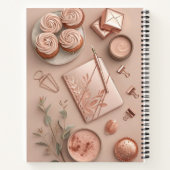 Roségold-Flat Lay mit rosafarbenen Büroaccessoires Notizblock (Rückseite)