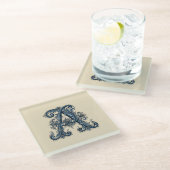 Rosemaling Monogram Preußisch Blau Glasuntersetzer (Schrägansicht)