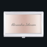 Rosen-Gold erröten rosa Folien-modernes elegantes Visitenkarten Dose<br><div class="desc">Erröten Rosa - Rosen-GoldImitat-Folien-metallischer Folien-rostfreier Stahl-Minimalistischer Geschäfts-Kartenhalter mit weißer mit Buchstaben gekennzeichneter Skriptunterzeichnungstypographie für das Monogramm. Das girly ombre moderner und eleganter Chic können LuxusRosen-Goldfolien-Metallgeschäfts-Kartenhalter mit Ihrem Namen besonders angefertigt werden. Treten Sie bitte mit dem Designer für kundengebundene zusammenpassende Einzelteile in Verbindung.</div>