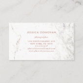 Rosen-Goldskript auf weißer Fotografie des Visitenkarte (Rückseite)