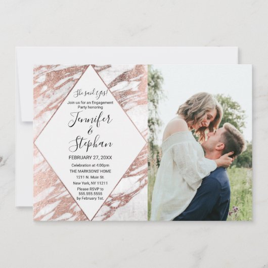 Rosen-Goldweiße moderne MarmorVerlobung Einladung (Vorderseite)