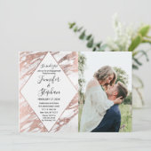 Rosen-Goldweiße moderne MarmorVerlobung Einladung (Stehend Vorderseite)