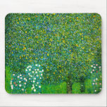 Rosen Gustav Klimt unter dem Birnen-Baum Mousepad<br><div class="desc">Rosen Gustav Klimt unter der Birnen-BaumMausunterlage. Öl auf Leinwand ab 1905. Eine schöne Malerei vom österreichischen Künstler Gustav Klimt. Eine von Klimts herrlichen Landschaften, die Impressionisten und Kunst nouveau Tendenzen, dieses Arbeitsmähdrescher Klimts Liebe der Blumen und der Obstbäume mit vibrierenden Grüntönen und Gelbs mischten. Ein großes Kunstgeschenk für Fans von...</div>