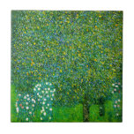 Rosen Gustav Klimt unter der Birnen-Baum-Fliese Fliese<br><div class="desc">Rosen Gustav Klimt unter der Birnen-Baumfliese. Öl auf Leinwand ab 1905. Eine schöne Malerei vom österreichischen Künstler Gustav Klimt. Eine von Klimts herrlichen Landschaften, die Impressionisten und Kunst nouveau Tendenzen, dieses Arbeitsmähdrescher Klimts Liebe der Blumen und der Obstbäume mit vibrierenden Grüntönen und Gelbs mischten. Ein großes Kunstgeschenk für Fans von...</div>