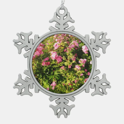 Rosen in Blüte Schneeflocken Zinn-Ornament (Vorderseite)