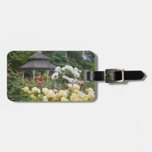 Rosen in Blüte und Gazebo-Rosengarten am Gepäckanhänger