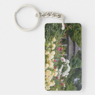 Rosen in Blüte und Gazebo-Rosengarten in der Schlüsselanhänger