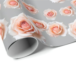 Rosen in Pfirsich- und Korallentönen verstreut Geschenkpapier