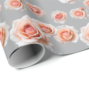 Rosen in Pfirsich- und Korallentönen verstreut Geschenkpapier