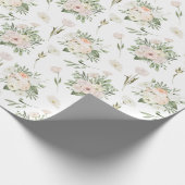 Rosen in weißem, blassrosa geschenkpapier (Ecke)