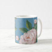 Rosen mit blauen Navy-Hintergrund in blassrosa Ros Kaffeetasse (VorderseiteRechts)