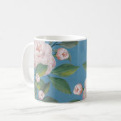 Rosen mit blauen Navy-Hintergrund in blassrosa Ros Kaffeetasse (Vorderseite Links)