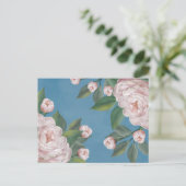 Rosen mit blauen Navy-Hintergrund in blassrosa Ros Postkarte (Stehend Vorderseite)