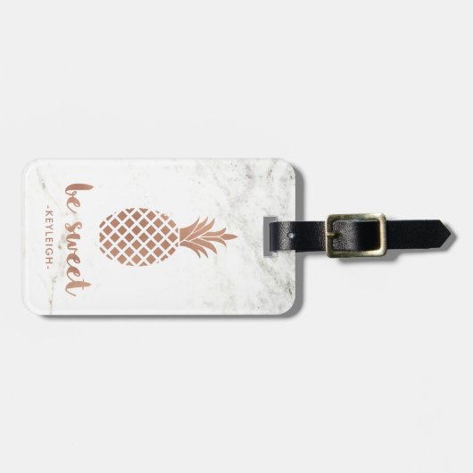 Rosen-rosa Ananas auf weißem Marmor | ist süß Gepäckanhänger (Vorderseite horizontal)