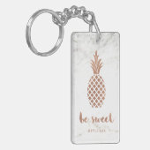 Rosen-rosa Ananas auf weißem Marmor | ist süß Schlüsselanhänger (Vorderseite links)