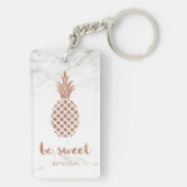 Rosen-rosa Ananas auf weißem Marmor | ist süß Schlüsselanhänger (Rückseite)
