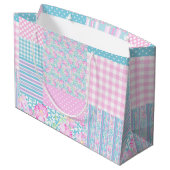 Rosen, Schmetterlinge Faux Patchwork Große Geschen Geschenktüte (Rückseite Schrägansicht)