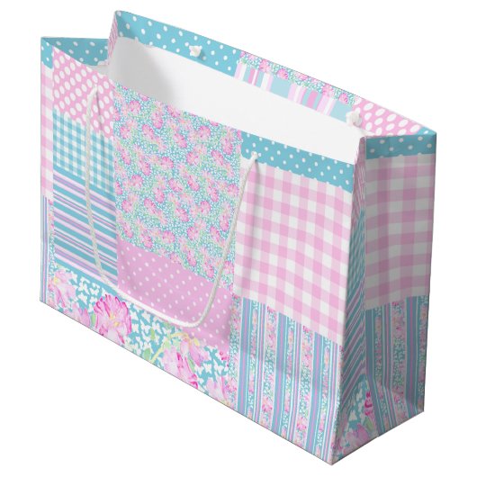 Rosen, Schmetterlinge Faux Patchwork Große Geschen Geschenktüte (Vorderseite Schrägansicht)