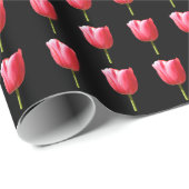 Rosen-Tulpe-Blüte gegen Schwarzes Geschenkpapier (Rolleneckpunkt)