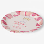 Rosenblättern in Rosa und Prosecco-Brautparty Pappteller (Schrägansicht)