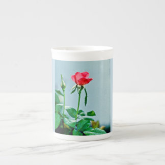Rosenblüte und -knospe auf Knochen-China-Tasse Porzellantasse