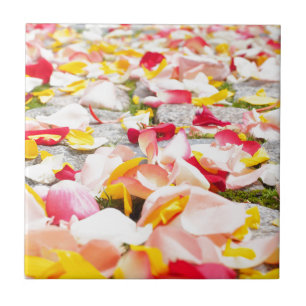 Rosenblüten auf dem Boden Design Fliese