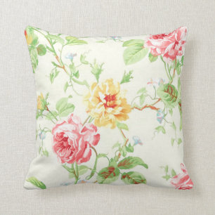 Rosengarten von PixDezines Kissen