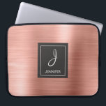 Rosengold-Metal-Monogramm Laptopschutzhülle<br><div class="desc">Rosa Rose Gold Imitate gebürstetes Metall Elegant Monogram Case. Dieser Fall kann so angepasst werden,  dass er Ihren Anfangs- und Vornamen enthält.</div>