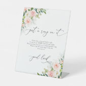 Rosenrosen aus Ätherischen setzen einen Ring auf i Sockelschild (Vorderseite)