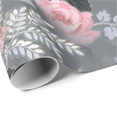 Rosenrosen in blassrosa über grauem Hintergrund Geschenkpapier (Rolleneckpunkt)